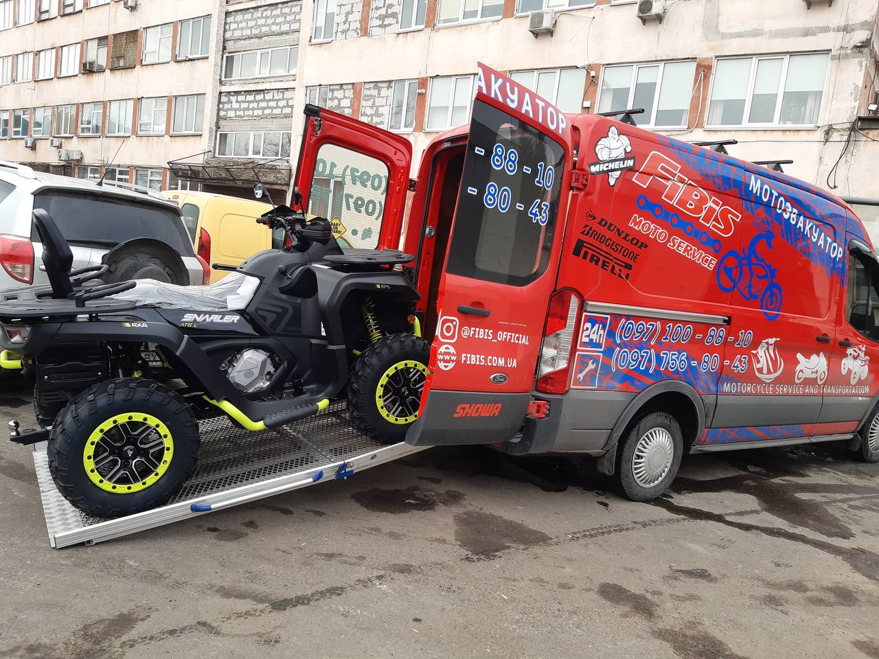 Квадроцикл Segway Snarler ATV — сучасний ATV. Видно агресивний дизайн, LED оптику та захисні накладки.